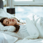 خوابیدن با آرایش چه تاثیری بر سلامتی پوست دارد؟