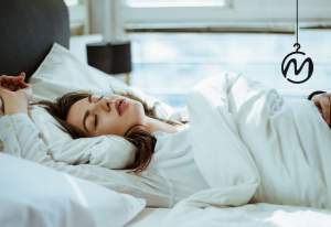 خوابیدن با آرایش چه تاثیری بر سلامتی پوست دارد؟